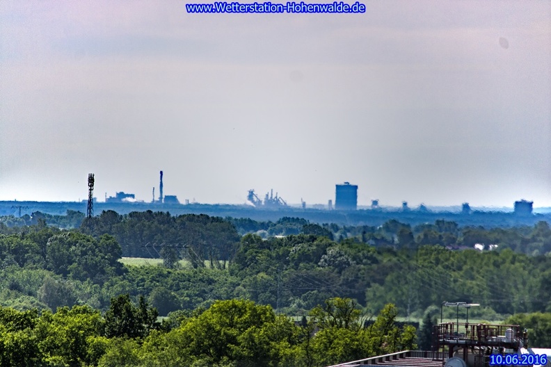 Blick vom Drachenberg nahe des frankfurter Fernsehturms zum EKO Stahlwerk in Eisenhüttenstadt